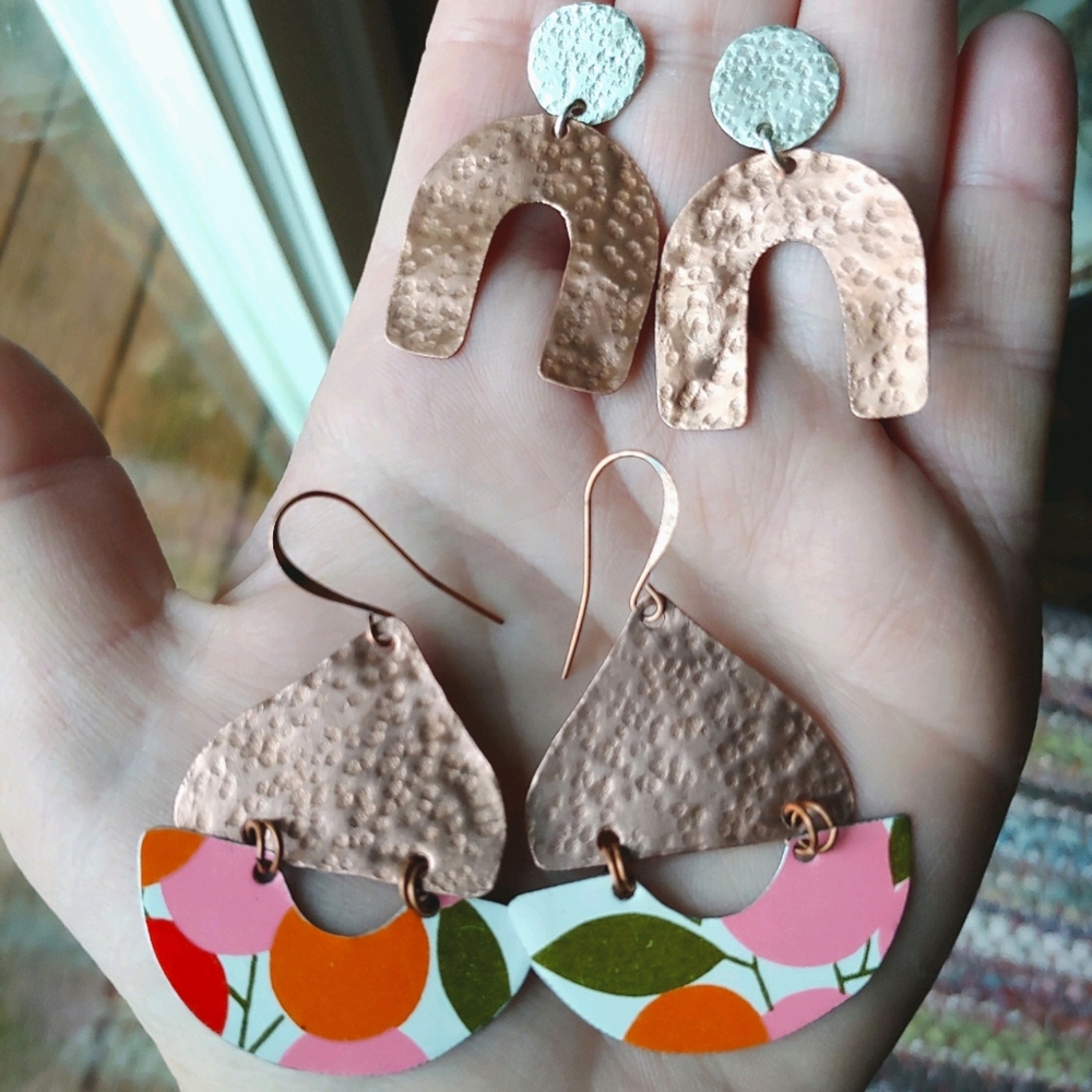 🛑SOLD🛑Retro Spring Vintage Tin Earrings - Picture 6 of 6